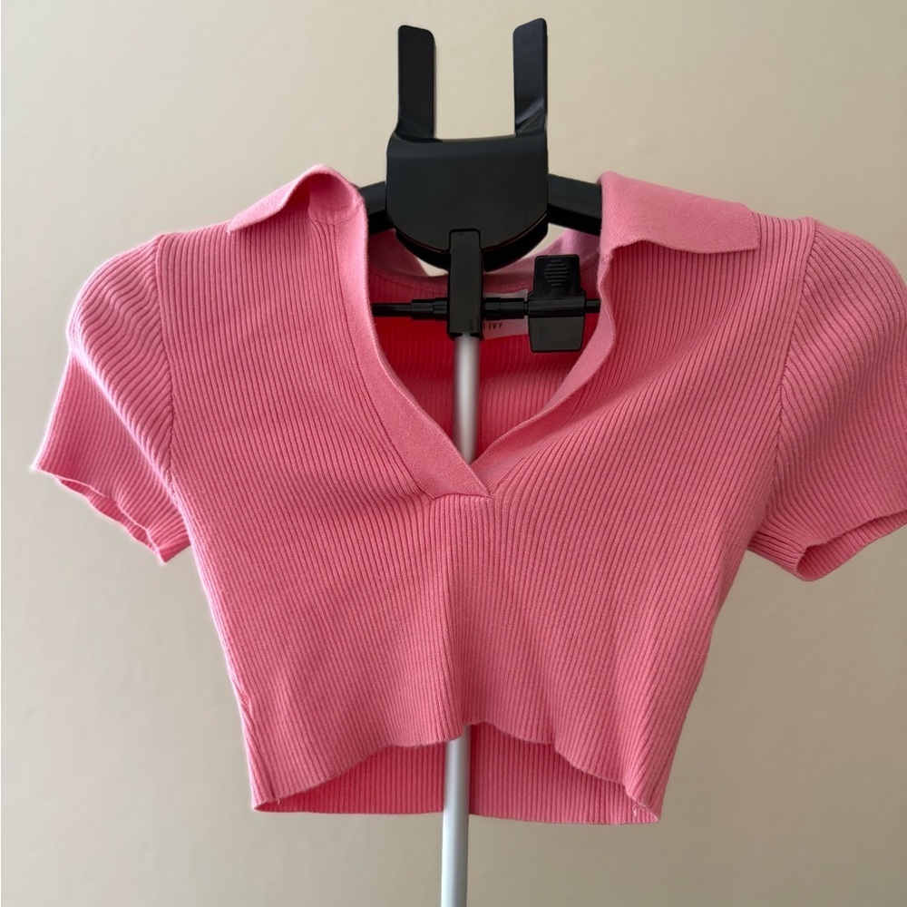 Stylish Pink Ribbed V-Neck Crop Top